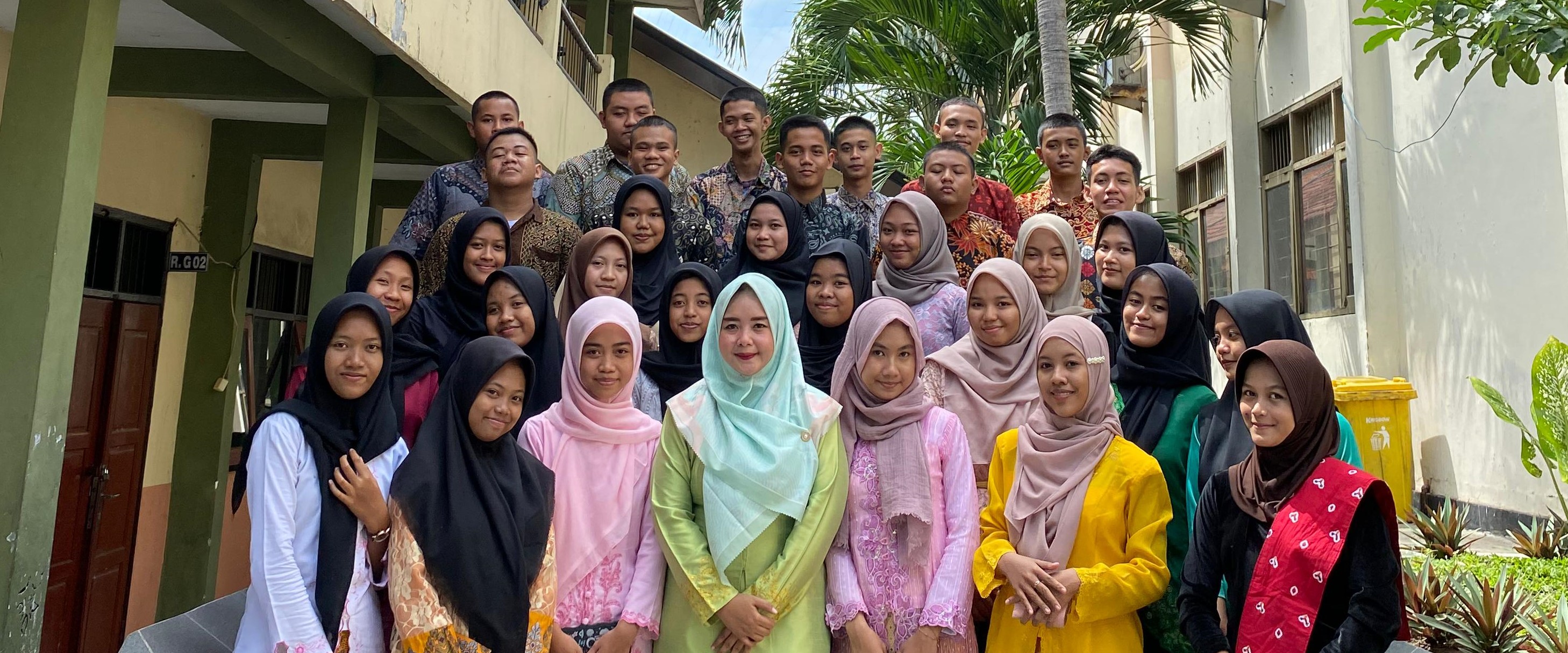 XI TKJ 2 memperingati hari Kartini